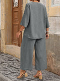 Completo  composto da maglia a girocollo con polsini e pantaloni a gamba larga