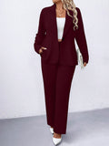 Completo con giacca blazer con colletto a bavero in colore unito e pantaloni dritti larghi