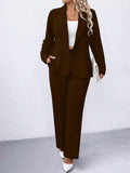 Completo con giacca blazer con colletto a bavero in colore unito e pantaloni dritti larghi