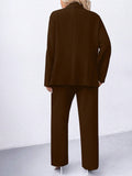 Completo con giacca blazer con colletto a bavero in colore unito e pantaloni dritti larghi
