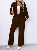 Completo con giacca blazer con colletto a bavero in colore unito e pantaloni dritti larghi