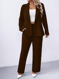 Completo con giacca blazer con colletto a bavero in colore unito e pantaloni dritti larghi
