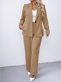 Completo con giacca blazer con colletto a bavero in colore unito e pantaloni dritti larghi