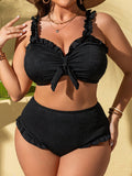 Set di bikini elegante , composto da top nero con laccio e volant sulla scollatura e pantaloncini corti abbinati