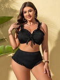 Set di bikini elegante , composto da top nero con laccio e volant sulla scollatura e pantaloncini corti abbinati