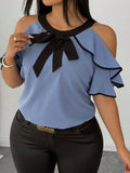 Blusa elegante da donna con maniche corte, dettagli in contrasto di colore e design traforato