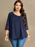 Blusa con dettagli di maniche in rete e collo asimmetrico