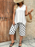 Set da 2 pezzi, con top a canotta scollo a V e orlo asimmetrico e pantaloni stampati a pois 3/4, casual e confortevole