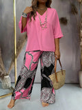 Set casual taglie forti, top di colore unico e pantaloni con stampa, adatto per donne in taglie comode