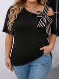 Maglietta nera casual, comoda e elegante per il tempo libero e le vacanze, in taglie comode, con maniche corte e spalle annodate, realizzata in tessuto confortevole