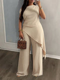 Set da 2 pezzi composto da: Maglietta lunga asimmetrica Pantaloni dritti extra lunghi in vita