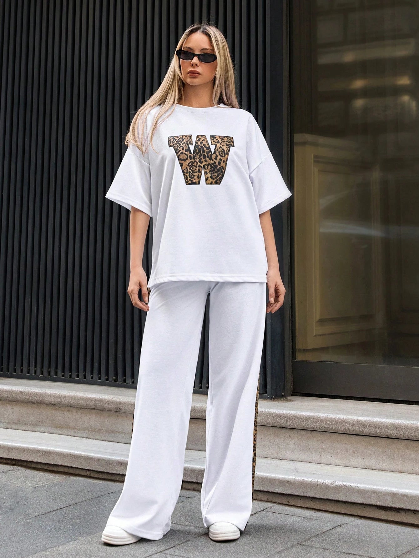 Acquista T-shirt da donna estiva T-shirt a maniche corte con scollo a V in pizzo tinta unita allentato in Italia a partire da 22
