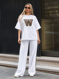 Completo da donna taglie forti composto da maglietta a maniche corte con spalle scoperte e dettagli in stampa leopardata e pantaloni ampi a gamba larga con pannelli laterali in stampa leopardata