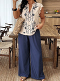 Completo da donna taglie forti in due pezzi, con camicia a maniche corte e pantaloni, con stampa floreale e scollo a V