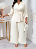 Completo da donna con gonna e giacca, colletto con cravatta e vita regolabile, elegante
