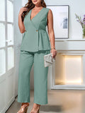 Completo da donna curvy , top senza maniche a scollo a V incrociato con bottoni e pantaloni a zampa, in tinta unita color albicocca. Set elegante da ufficio, outfit estivo