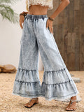 Jeans dritti a gamba larga con orlo a campana e effetto vissuto, in colore blu chiaro