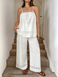 Completo estivo da donna taglie forti con top bianco in cotone con balze e pizzo e pantaloni larghi casual in vita alta.