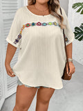 Camicia larga da vacanza in tessuto chiffon color albicocca con effetto testurizzato, patchwork e ricamo, in taglie comode per donna