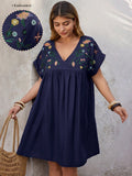 Vestito con scollo a V, maniche corte, con decorazione floreale ricamata, taglie forti