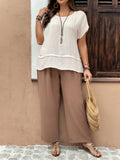 Completo estivo casual per donna taglie forti, composto da camicia a maniche corte color albicocca e pantaloni beige