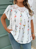 Camicia estiva con stampa floreale in pizzo e maniche corte a petalo per taglie comode, adatta per vacanze, campagna, spiaggia
