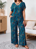 Set di top a maniche corte con scollo a V con stampa floreale e pantaloni lunghi con decorazione tasche, taglie forti