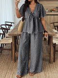Set da 2 pezzi composto da camicia a maniche corte con scollo a V, arricciatura e stampa a quadri, e pantaloni, taglie comode