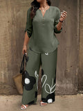 Completo casual da donna taglie forti, composto da camicia a scollo a V con maniche a polsino e pantaloni con stampa floreale