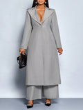 Completo da donna taglie forti, composto da blazer con collo scialle e bottoni davanti a maniche lunghe in colore unito, e pantaloni a gamba ampia.