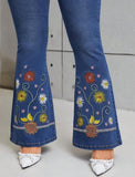 Taglie Forti Jeans a gamba svasata con ricamo floreale