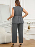 Completo da donna curvy , top senza maniche a scollo a V incrociato con bottoni e pantaloni a zampa, in tinta unita color albicocca. Set elegante da ufficio, outfit estivo