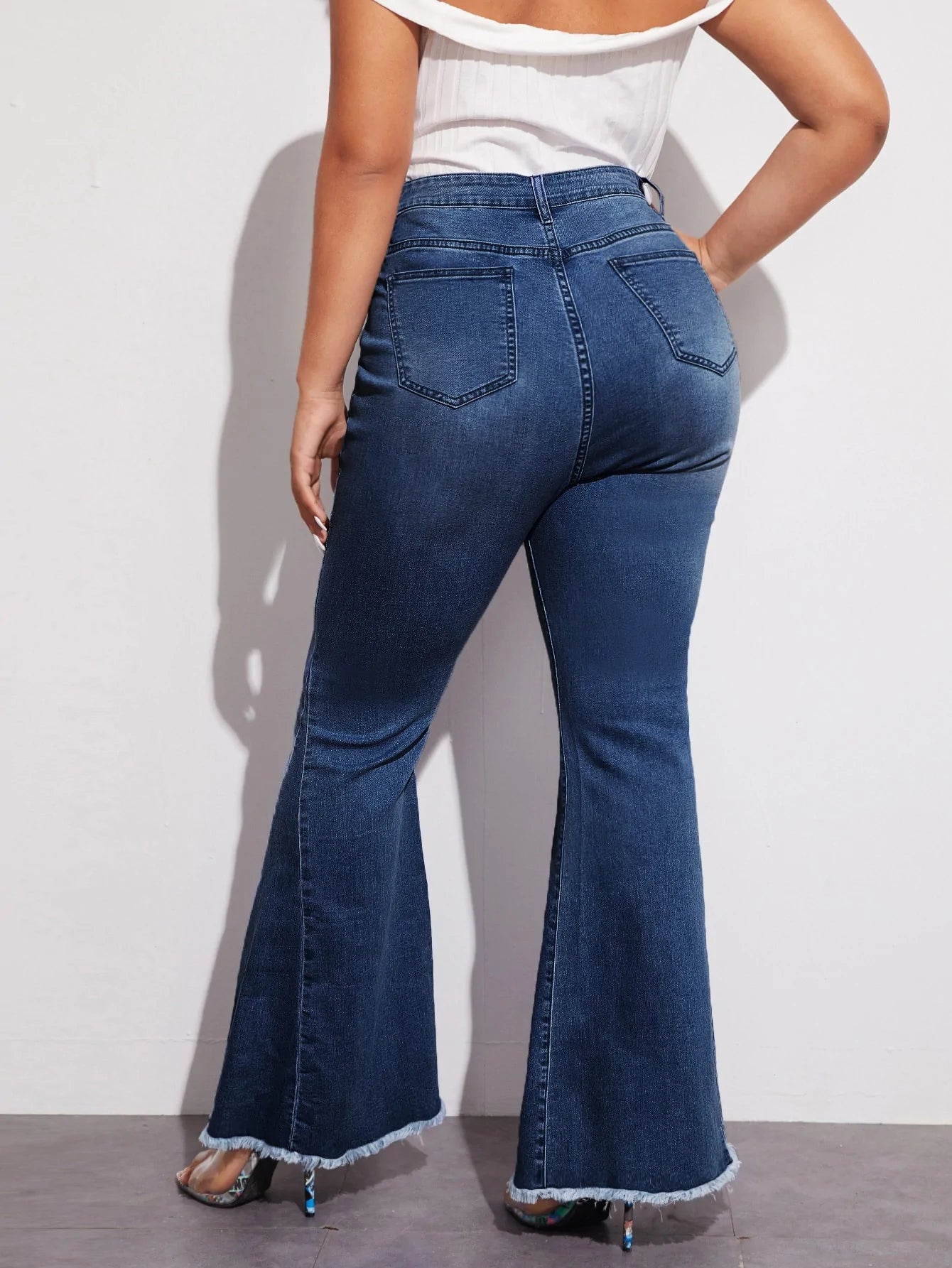 Jeans a gamba svasata vita alta con rifinitura grezza senza cintura